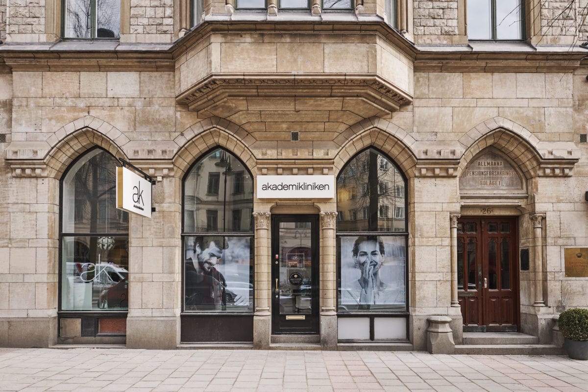 Facade af akademikliniken hudklinik med buede vinduer i historisk bygning på Stureplan
