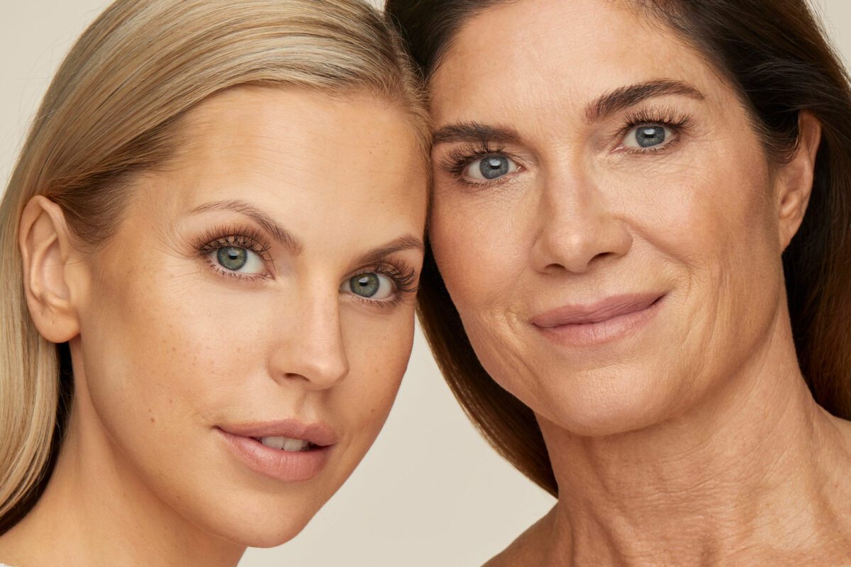 To kvinder i forskellige aldre med naturlig makeup