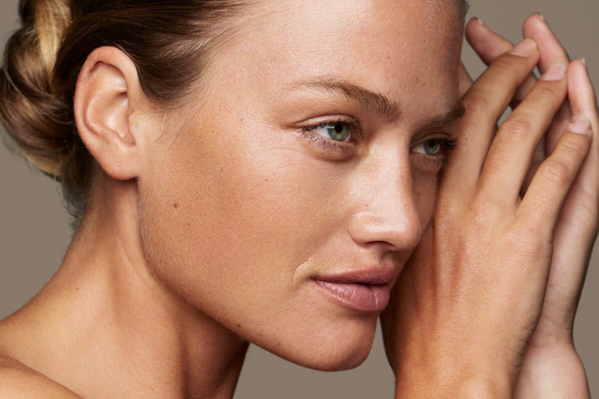 Kvinde med glat hår sat op i knude og naturlig makeup