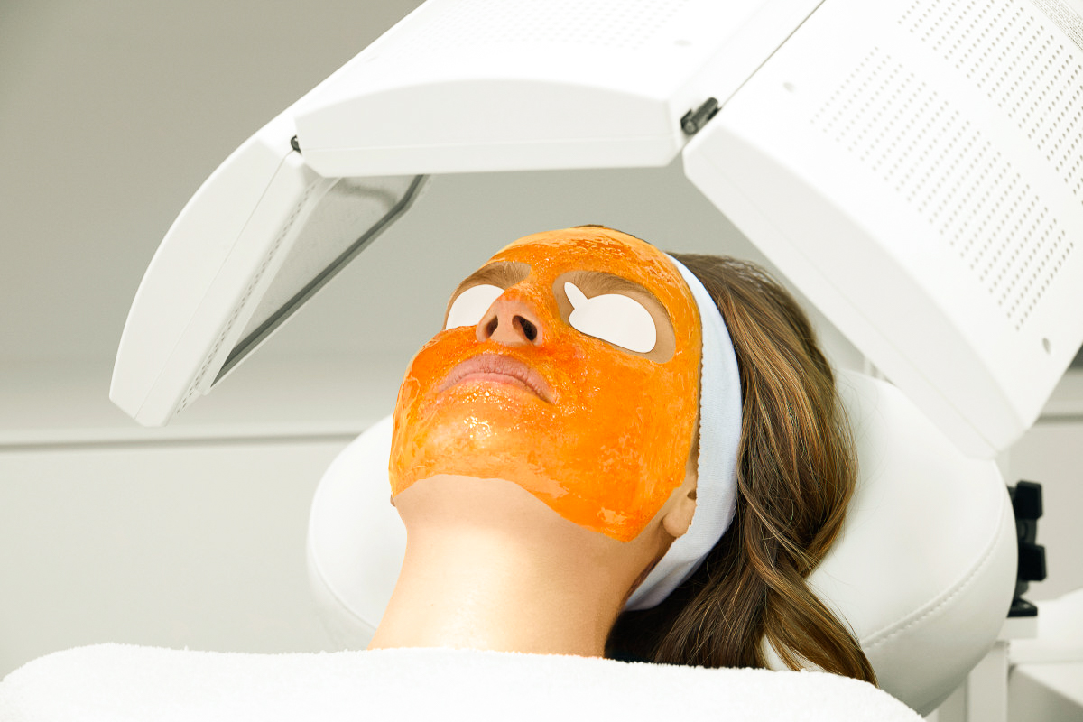Patient under Kleresca-behandling med orange maske i lysterapiudstyr