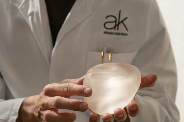 Kirurg med brystforstørrelse implantat