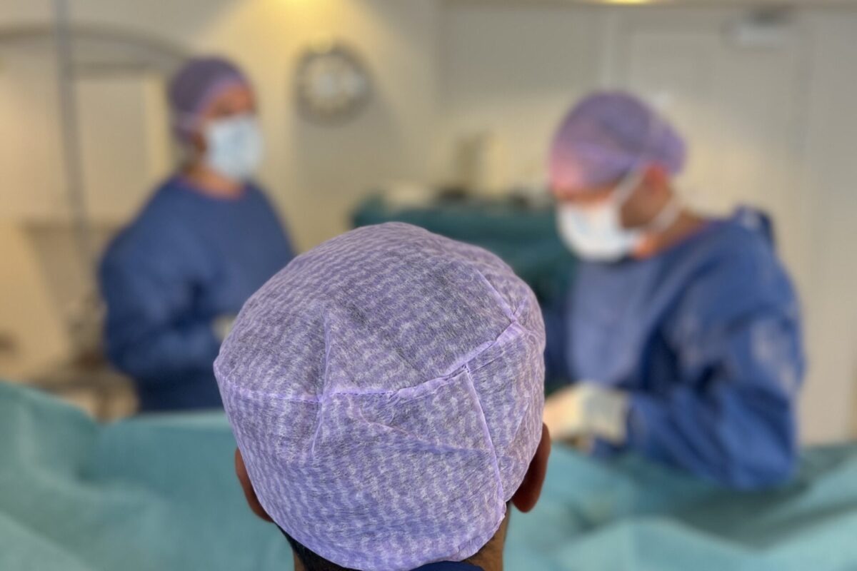 Kirurger i gang med operation